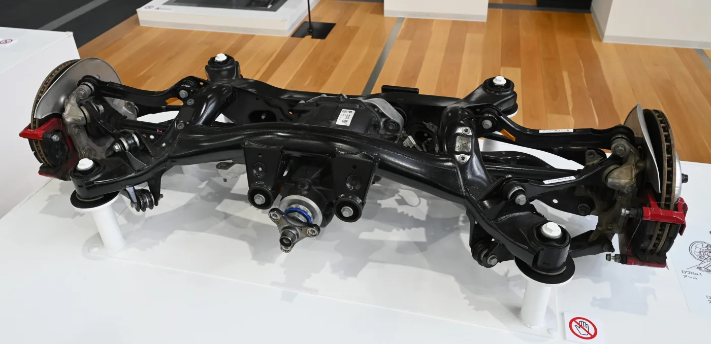 丰田 Supra A90 多连杆后悬架总成实物照片，可见左右轮架和多根独立控制连杆
